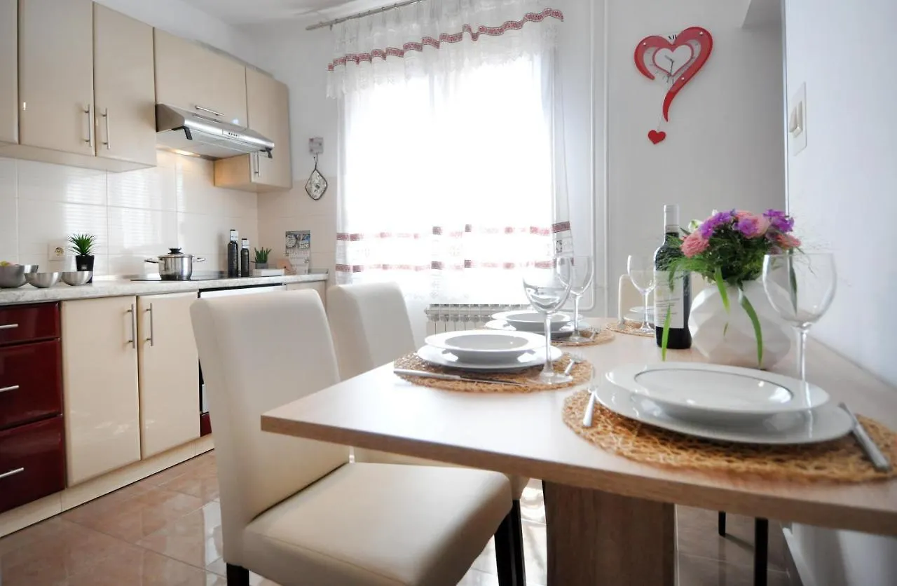 Apartman Lory プーラ アパート